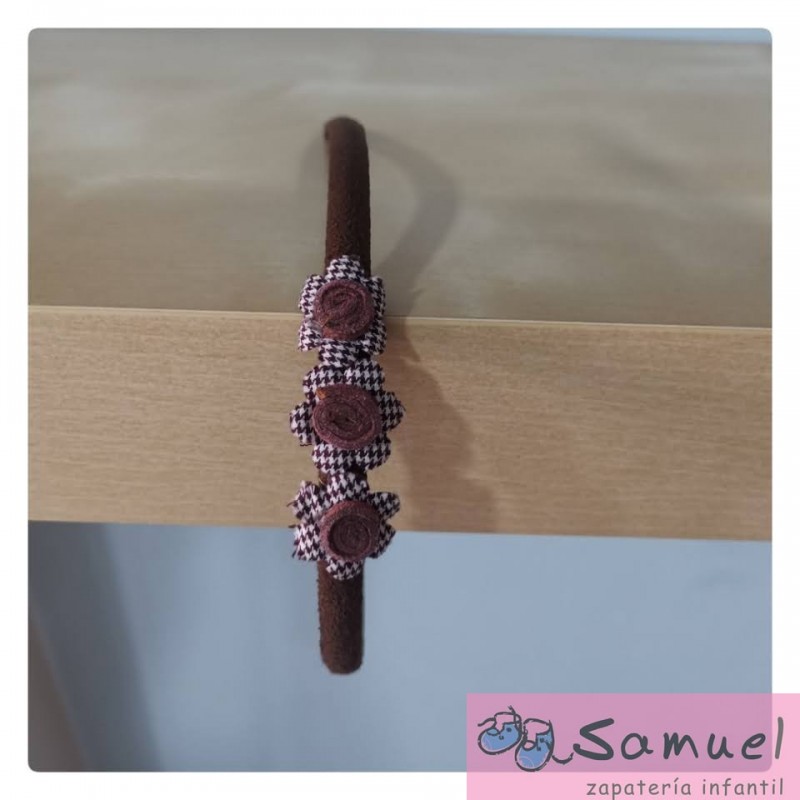 Diadema tres flores con cuadrito Mod 107
